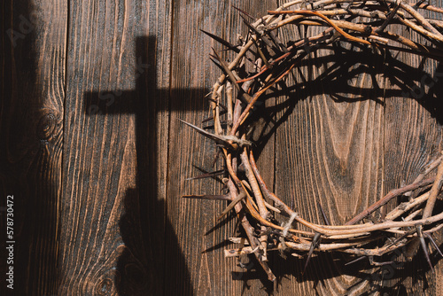 Fotografia Jesus Crown Thorns and nails and cross on a wood background