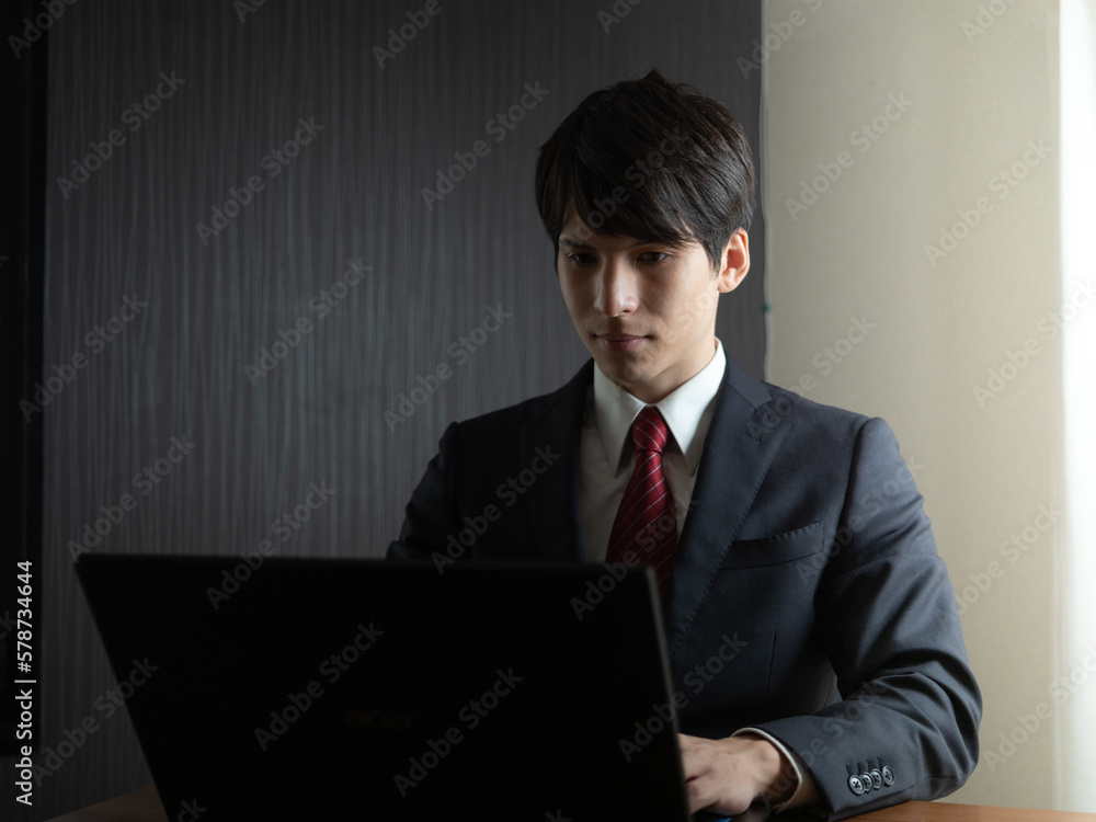ノートパソコンで作業する男性