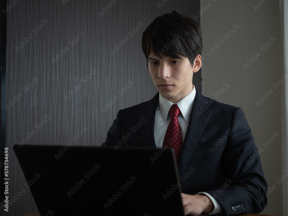 ノートパソコンで作業する男性
