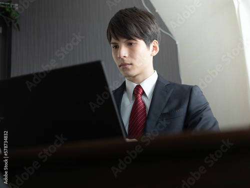 ノートパソコンで作業する男性