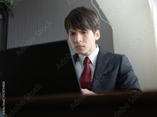ノートパソコンで作業する男性