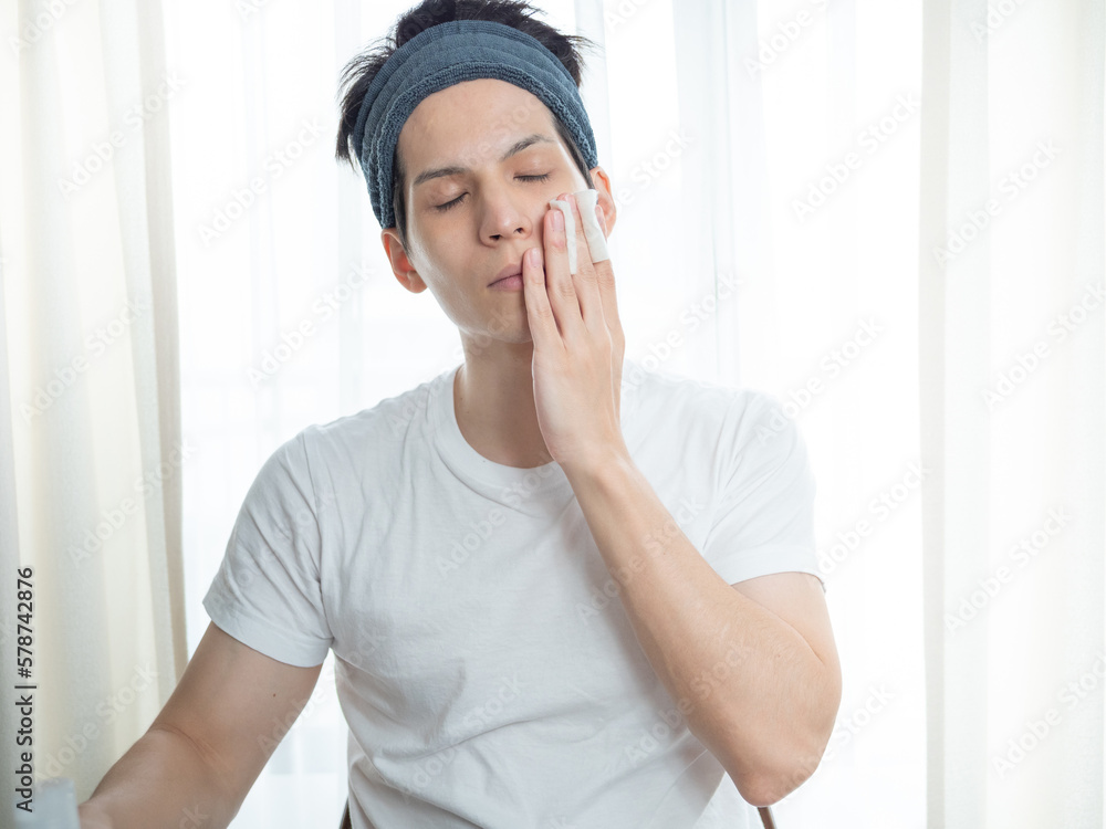 化粧水をパッティングをする男性