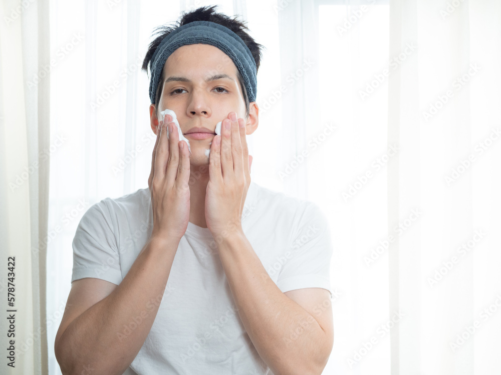 髭剃りをする男性 髭剃りをする男性