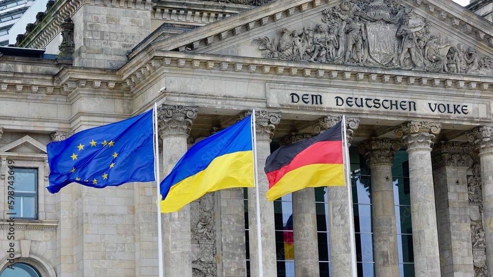 Obraz premium Flaggen der Ukraine, Deutschlands und der EU wehen vor dem Reichstagsgebäude.