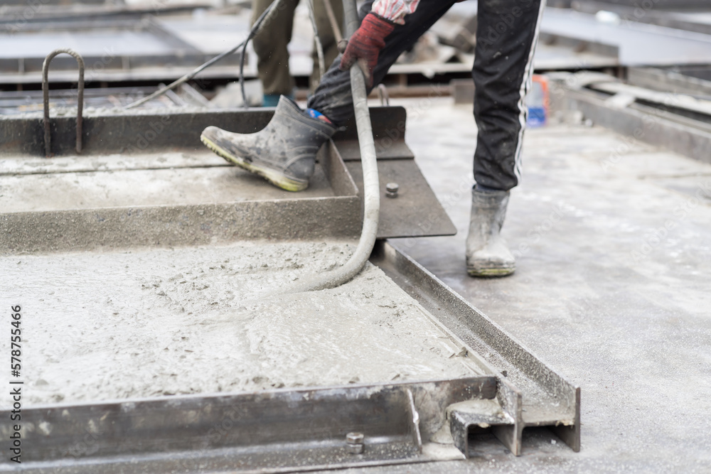 Foto de Construction technician uses concrete vibration generator