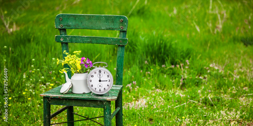 Zifferblatt mit drei Uhr  zur Zeitumstellung auf sommerzeit