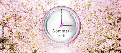 Zifferblatt mit drei Uhr  zur Zeitumstellung auf sommerzeit