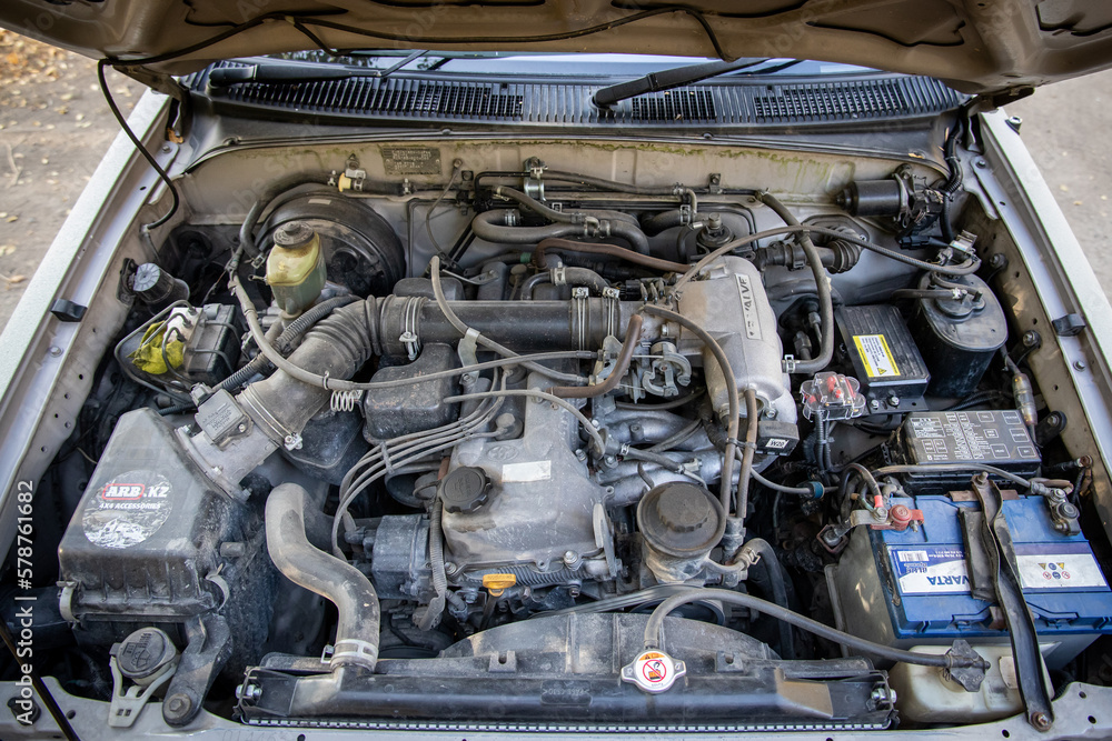 Foto de Old Toyota Hilux Surf used engine under the hood of a car. Almaty, Kazakhstan