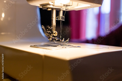 Fotobehang Aguja de una máquina de coser con hilo