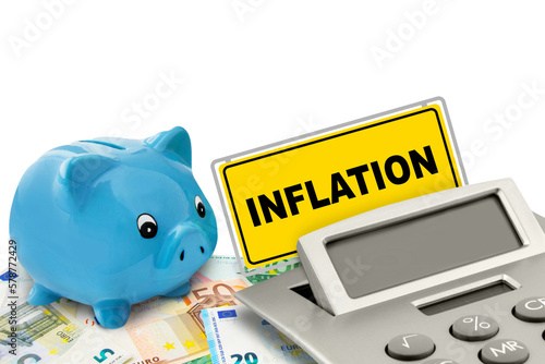 Sparschwein, Rechner und Euro Geldscheine mit Inflation