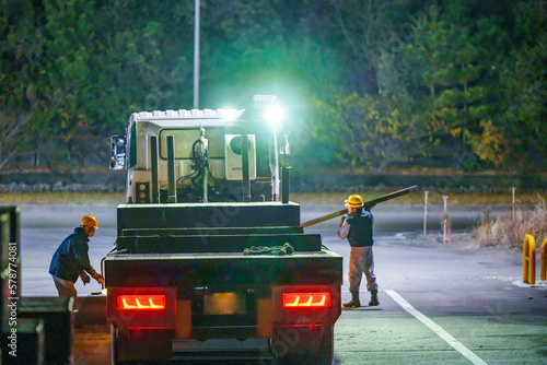 トラックの荷台で作業する作業員