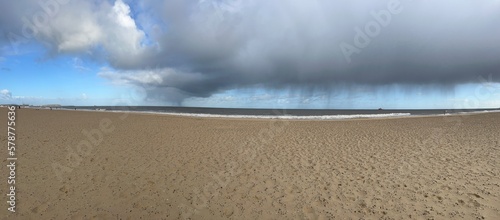 Fotografia Panoramic landscape view of beautiful moody grey blue sky sea stormy weather rai