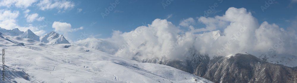 Occitanie - Hautes-Pyrénées - Peyragudes - Panorama sur les montagnes enneigées