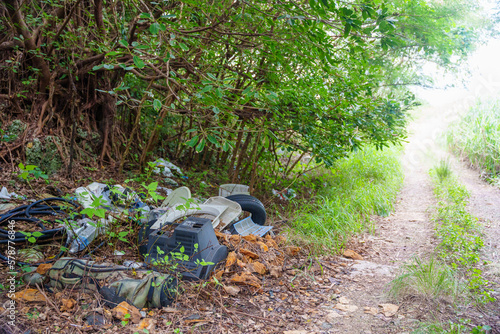 森の中に不法投棄されたごみ