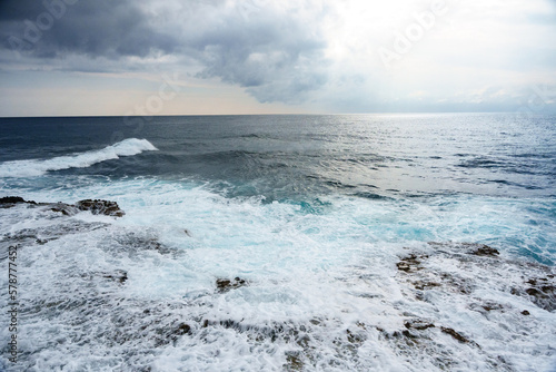 沖縄喜屋武岬に打ち付ける白波と水平線