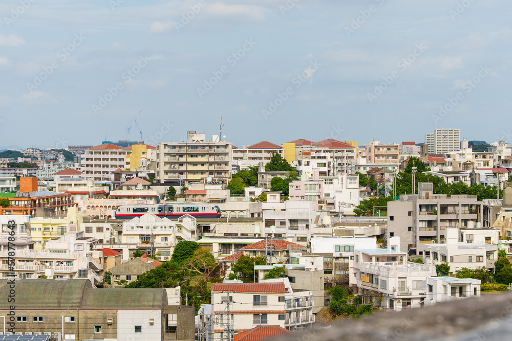 晴れた日の沖縄の市街地