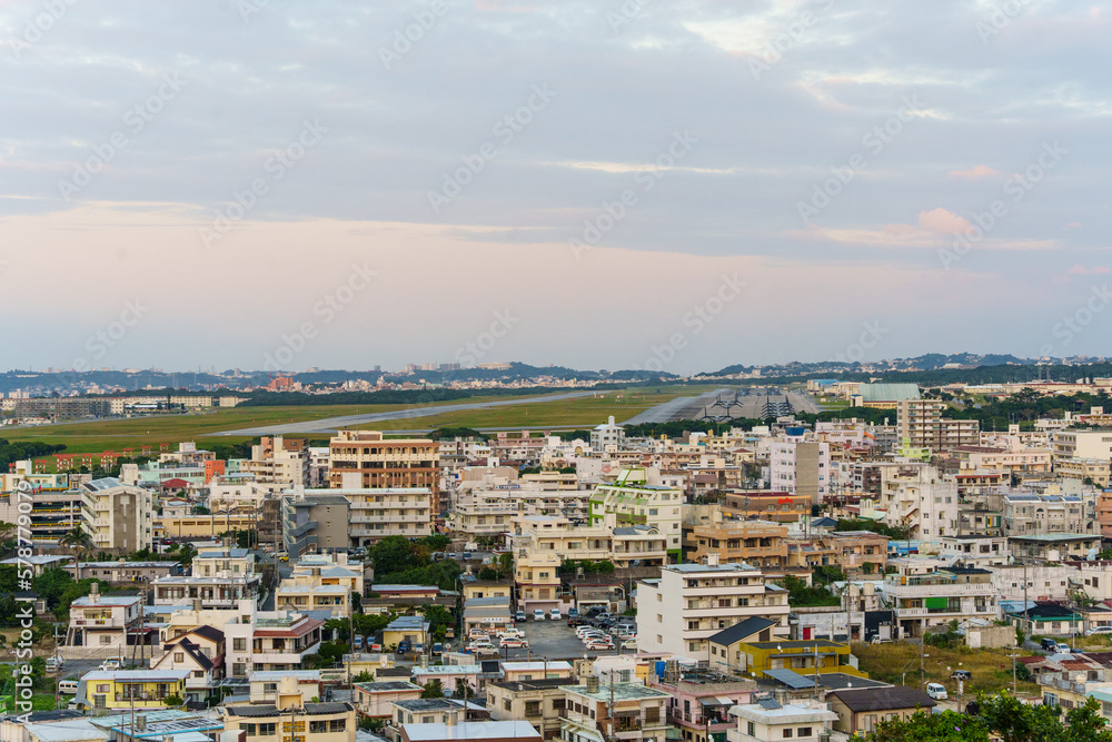 普天間の市街地とオスプレイが駐機する米軍普天間飛行場　嘉数高台公園　沖縄