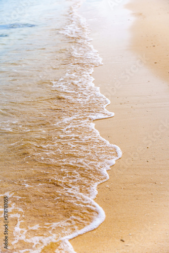 沖縄の透き通った海と浜辺