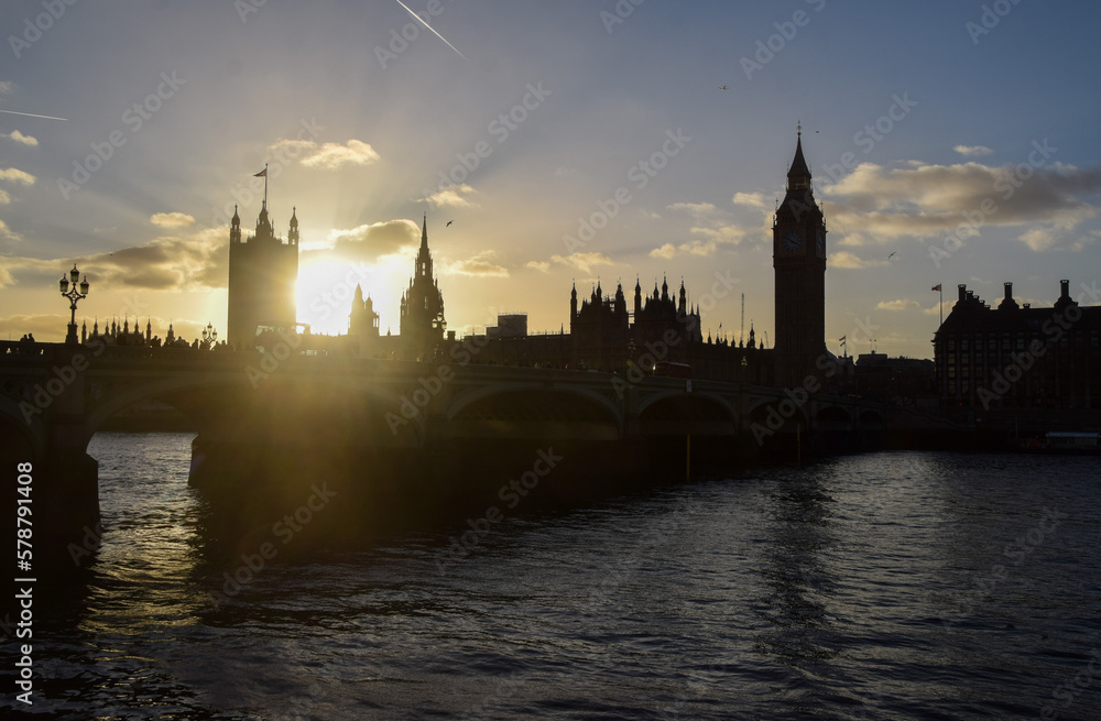 Fototapeta premium Silhouette of the Houses of Parliament, Westminster Bridge and Big Ben at sunset in London, UK