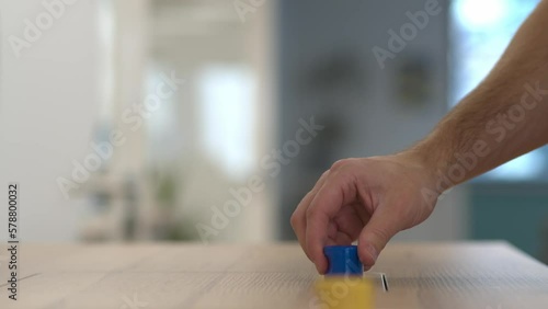 Un employé dans une entreprise jette du papier dans une poubelle de tri pour le recycler photo