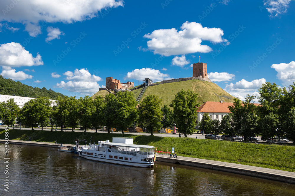 Obraz na płótnie Neris river with the view of Gediminas hill at summer, Vilnius, Lithuania w salonie