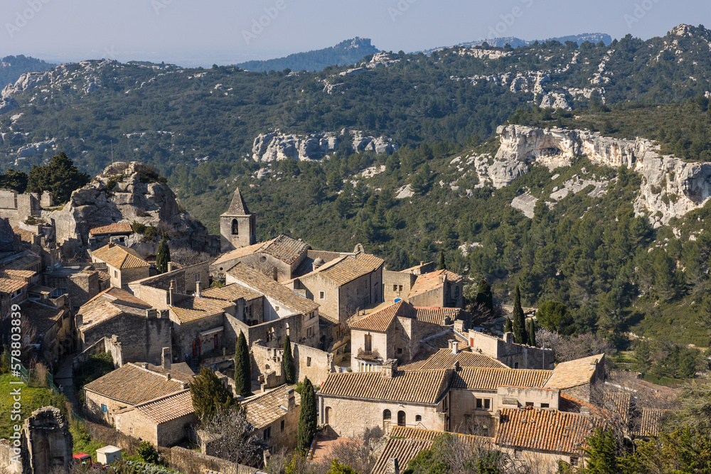 Village médiéval des Baux-de-Provence depuis le donjon du château fort