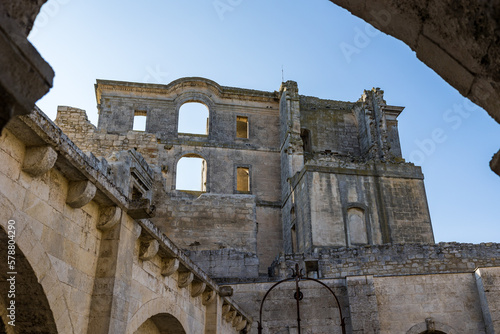 Ruines du monastère Saint-Maur de l'Abbaye de Montmajour, construit dans un style classique au XVIIIe siècle photo