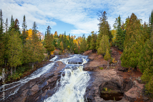 Fototapeta Naklejka Na Ścianę i Meble -  The Cross River on the north shore of Lake Superior in northern Minnesota during autumn