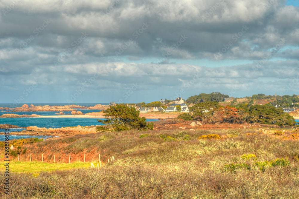 Joli paysage de la côte de granit rose à Landrellec en Bretagne - France Joli paysage de la côte de granit rose à Landrellec en Bretagne - France