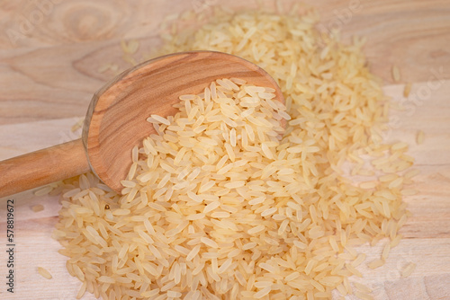 Reiskörner und Kochlöffel in einer Nahaufnahme