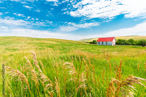 Φωτογραφία Red-Roof Schoolhouse in Big Sky Montana Prairie Landscape