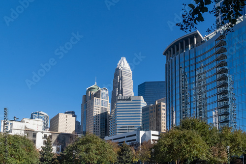 Charlotte, Carolina del Norte, Usa. November 23, 2022: City center with blue sky and modern building architecture. © camaralucida1
