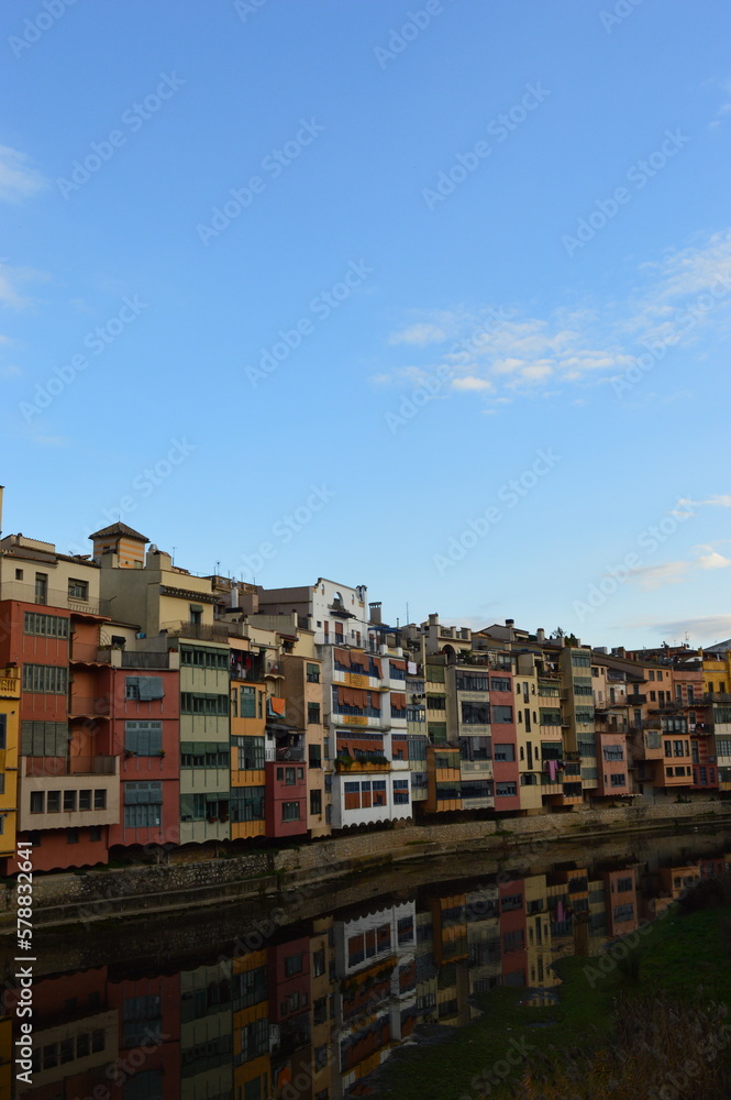 Arquitectura en España con el cielo azul