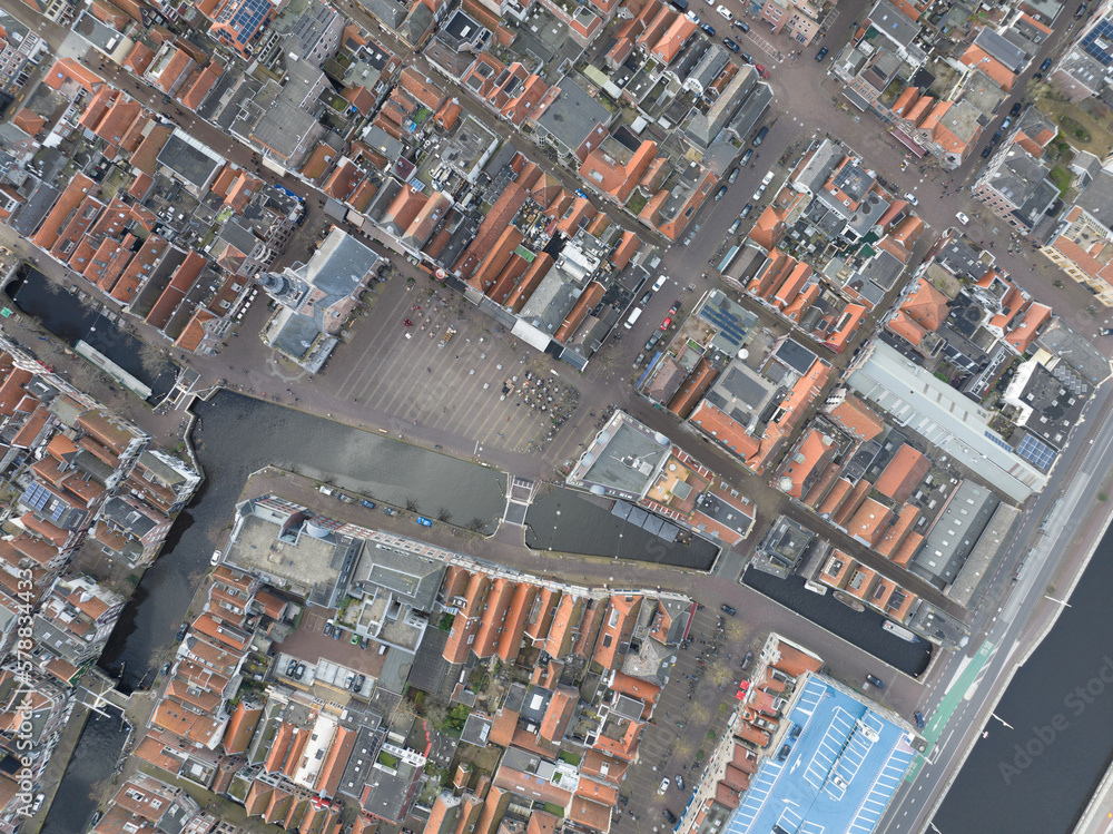 Fototapeta premium This captivating drone footage takes you on a tour of Alkmaar's vibrant city center, showcasing its bustling markets, cozy cafes, and historic landmarks.