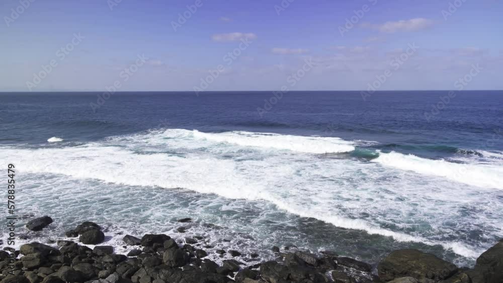 岩場に押し寄せる沖縄の海の白波と水平線 国頭村 岩場に押し寄せる沖縄の海の白波と水平線 国頭村