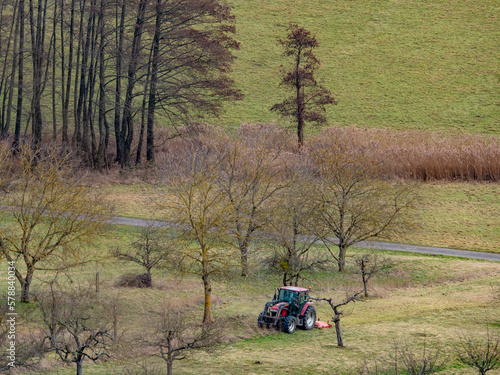 Traktor bei der Arbeit im Feld photo