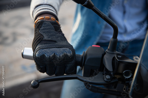 Canvastavla Close-up of an african biker's hand holding the handlebars of his motorcycle