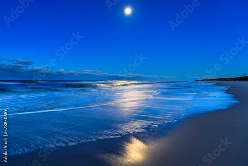 Stampa su tela Beautiful Baltic sea beach on the Hel Peninsula with the full moon