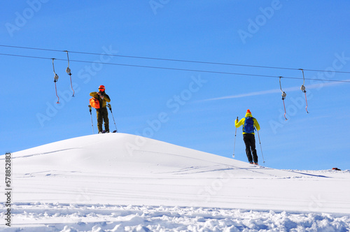 uomini si riposano sulla pista da sci  photo