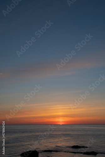 夕暮れの光る海 