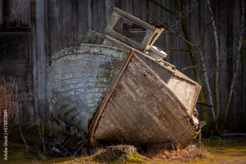 Φωτογραφία Old Weathered Abandoned Salmon Fishing Boat