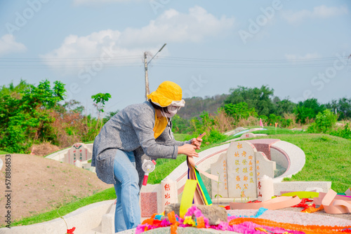Photography Chonburi, Thailand, 9, April, 2018: Chinese descendants cleaning tomb and offeri