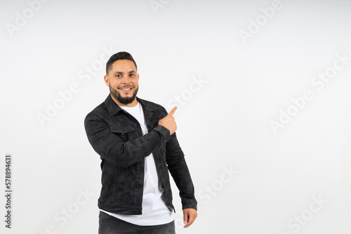 Quadro su tela Hombre con barba sonriente. señalando