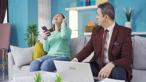 The young girl who pissed off her father. The man cannot work.
Because his daughter is laughing on the phone, the man cannot concentrate and work. He gets angry, but his daughter does not listen.
