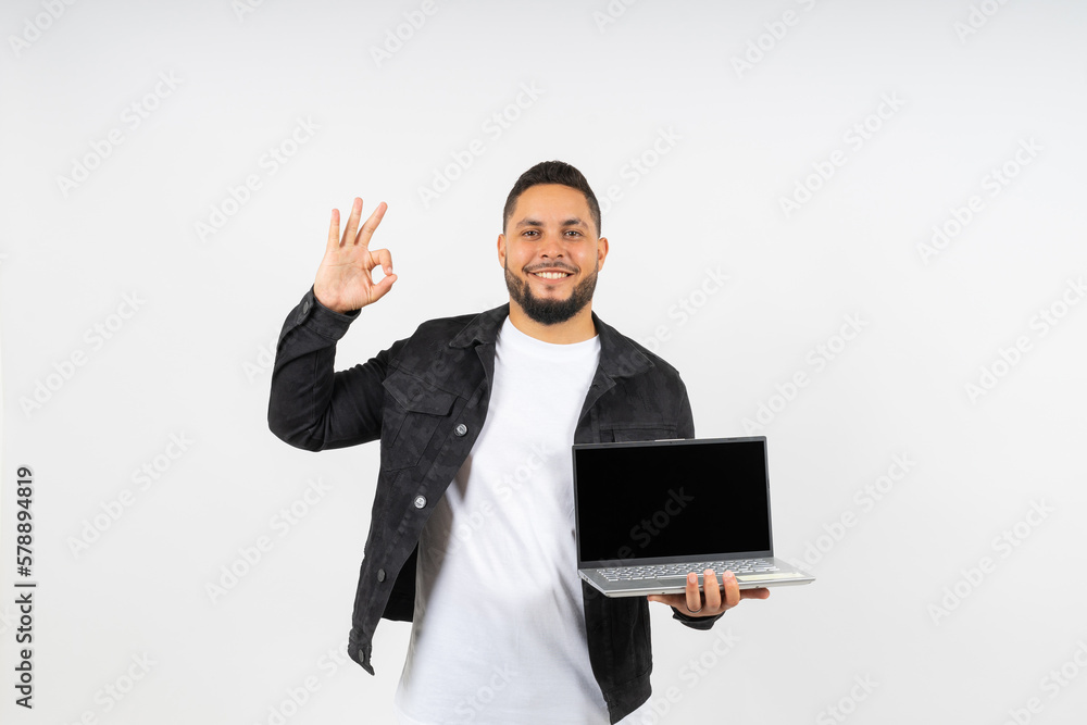 Hombre apuesto con laptop en mano Hombre apuesto con laptop en mano