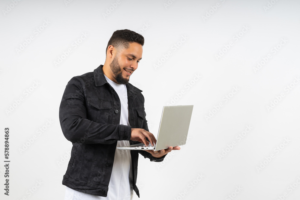 Hombre en laptop