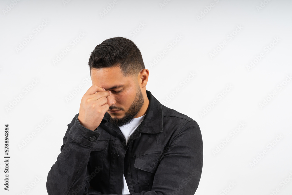 Joven con dolor de cabeza Joven con dolor de cabeza