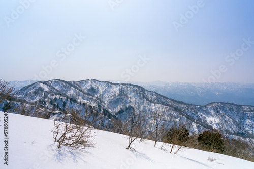 石川県金沢市にある医王山、白兀山を雪山登山している風景 Scenery of snow climbing Mt. Iozen and Mt. Shirahage in Kanazawa City, Ishikawa Prefecture, Japan.  © Hello UG