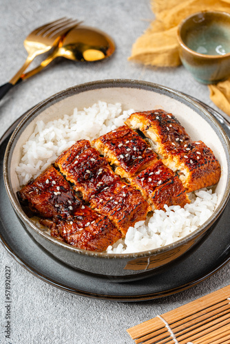 Unagi donburi It consists of a donburi type large bowl filled with steamed white rice, and topped with fillets of eel (unagi) grilled in a style known as kabayaki, similar to teriyaki.
