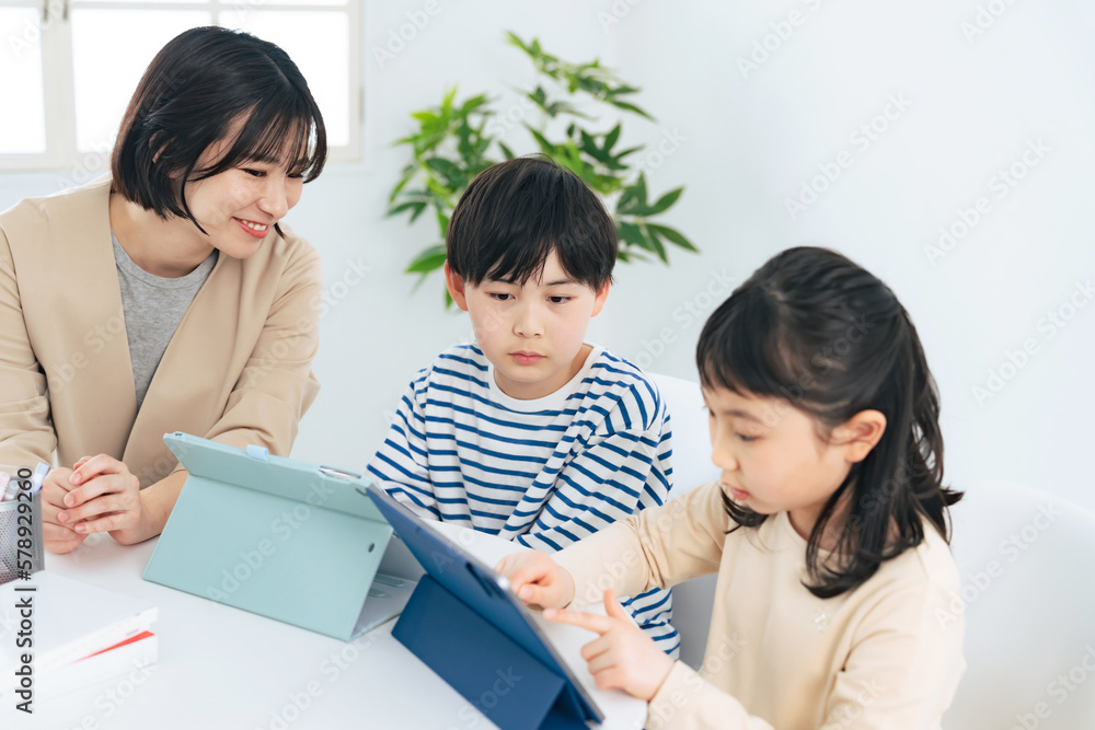 タブレットを使って勉強を教わる子供たち プログラミング教室 個別指導 学童保育 タブレットを使って勉強を教わる子供たち プログラミング教室 個別指導 学童保育